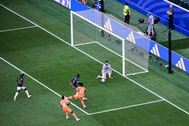 Cote d Ivoire v Ecuador - FIFA World Cup, WM, Weltmeisterschaft, Fussball 2026 Hernan Galindez of Ecuador makes a save on Elye Wahi of Cote d Ivoire during the FIFA World Cup 2026 Group E football match between Cote d Ivoire and Ecuador. Philadelphia United States Copyright: xNicolòxCampox
