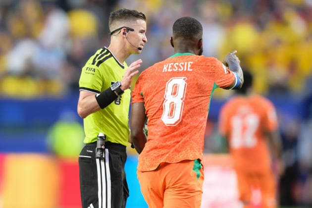 Fußball, WM 2026, 20260614, Elfenbeinküste - Ecuador. Im Bild v.l. Schiedsrichter Francois LETEXIER (Frankreich), Franck KESSIE (Elfenbeinküste, 8). Philadelphia Philadelphia Stadium Pennsylvania Vereinigte Staaten von Amerika