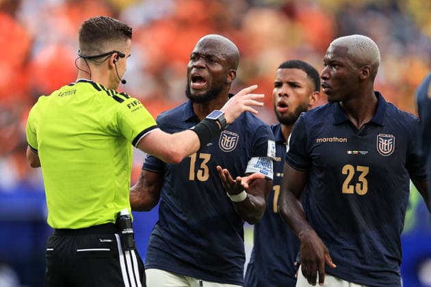 Football - FIFA World Cup, WM, Weltmeisterschaft, Fussball - Group E - Ivory Coast v Ecuador 14th June 2026 - FIFA World Cup - Group E - Ivory Coast v Ecuador - Enner Valencia of Ecuador and Moises Caicedo of Ecuador argue with Match referee Francois Letexier - Photo: Simon Stacpoole Offside. Philadelphia USA