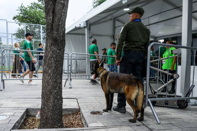 260614 A security officer outside of Estadio Monterrey ahead of the FIFA World Cup, WM, Weltmeisterschaft, Fussball 2026 football match between Sweden and Tunisia on June 14, 2026 in Monterrey. Photo: Joel Marklund BILDBYRAN kod JM PA1234 bbeng fotboll football soccer fotball vm fotbolls-vm fotball-vm fotbolls-vm 2026 fifa world cup 2026 sverige sweden sverige a tunisien tunisia säkerhet polis