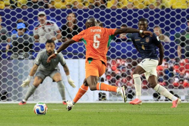 FIFA World Cup, WM, Weltmeisterschaft, Fussball 2026 - Group E - Ivory Coast vs Ecuador Seko Fofana of Ivory Coast (C) in action goalkeeper Hernan Galindez (L) and Joel Ordonez (R) of Ecuador during the FIFA World Cup 2026 group stage match Ivory Coast against Ecuador, in Philadelphia, Pennsylvania, USA, 14 June 2026. PHILADELPHIA United States  Copyright: xSHAWNxTHEWx