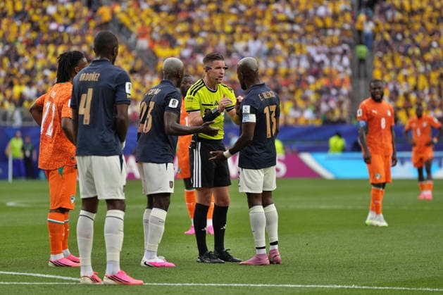 IPA85698556 - Moises Caicedo of Ecuador and Enner Valencia of Ecuador argue with referee Michael Oliver of England during the Group E match between Ivory Coast and Ecuador at the FIFA World Cup, WM, Weltmeisterschaft, Fussball in Philadelphia, USA, on June 14, 2026  Copyright: xEmmanuelexMastrodonato IPAxSportx xx 85698556