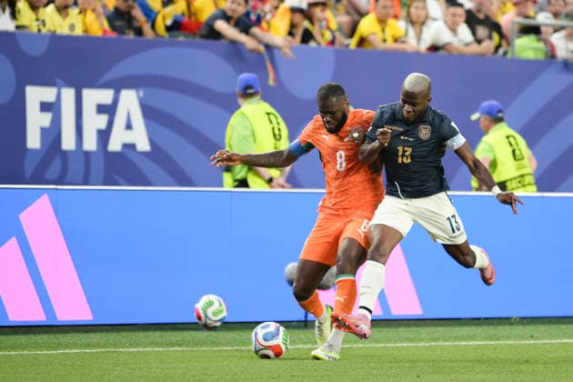 Fußball, WM 2026, 20260614, Elfenbeinküste - Ecuador. Im Bild v.l. Franck KESSIE (Elfenbeinküste, 8), Enner VALENCIA (Ecuador, 13), Zweikampf Ball. Philadelphia Philadelphia Stadium Pennsylvania Vereinigte Staaten von Amerika
