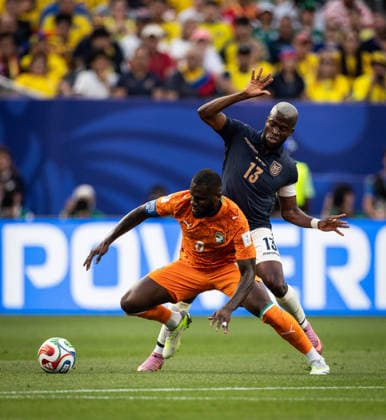 Franck Kessie of Cote d Ivoire (L) and Enner Valencia of Ecuador (R) fight for possession during a FIFA Men’s World Cup 2026 Group Stage football match between Cote d Ivoire and Ecuador at Philadelphia Stadium, in Philadelphia on June 14th 2026 (Photo by Ricardo Nogueira SPP)  Copyright: xRicardoxNogueira SPPx Sportspressphoto_SPR166818