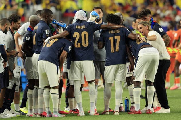 FIFA World Cup, WM, Weltmeisterschaft, Fussball 2026 - Group E - Ivory Coast vs Ecuador Ecuador s head coach Sebastian Beccacece (R) speaks to his players during the second hydration break of the FIFA World Cup 2026 group stage match Ivory Coast against Ecuador, in Philadelphia, Pennsylvania, USA, 14 June 2026. PHILADELPHIA United States  Copyright: xSHAWNxTHEWx