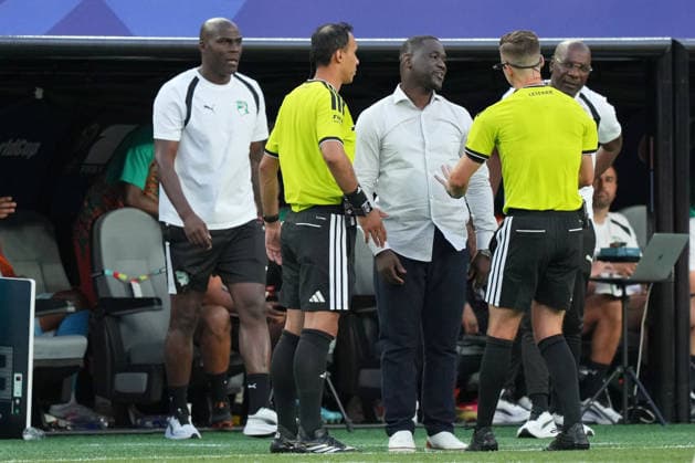 IPA85698701 - Emerse Fae, head coach of the Ivory Coast, argues with referee Michael Oliver of England during the Group E match between the Ivory Coast and Ecuador at the FIFA World Cup, WM, Weltmeisterschaft, Fussball in Philadelphia, USA, on June 14, 2026  Copyright: xEmmanuelexMastrodonato IPAxSportx xx 85698701