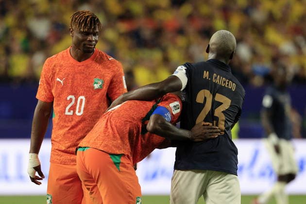 FIFA World Cup, WM, Weltmeisterschaft, Fussball 2026 - Group E - Ivory Coast vs Ecuador Franck Kessie of Ivory Coast (C) interacts with Moises Caicedo of Ecuador (R) as Emmanuel Agbadou of Ivory Coast (L) looks on during the FIFA World Cup 2026 group stage match Ivory Coast against Ecuador, in Philadelphia, Pennsylvania, USA, 14 June 2026. PHILADELPHIA United States  Copyright: xSHAWNxTHEWx