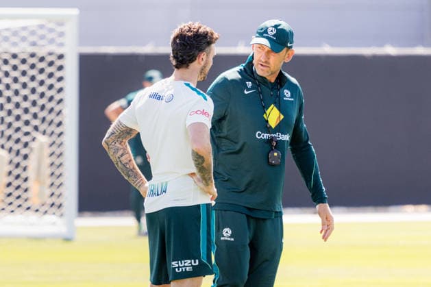 SOCCER AUSTRALIA TRAINING, Socceroos coach Tony Popovic seen talking with Aiden O Neill during a training session at the Oakland Roots Sports Club in Alameda, California, United States, Sunday, June 14, 2026. ( NO ARCHIVING Alameda California United States  Copyright: xJasonxHenryx 20260615182769278320