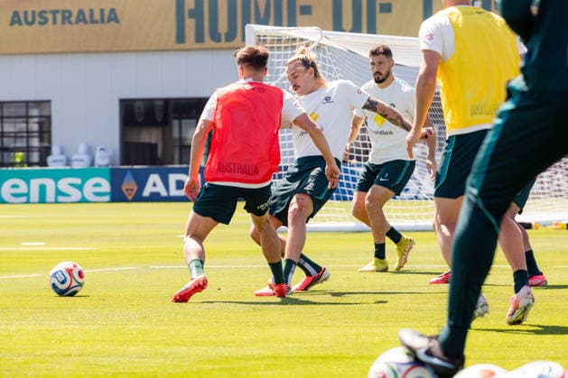 SOCCER AUSTRALIA TRAINING, Socceroos player Jackson Irvine is stepped on by player Cammy Devlin during a training session at the Oakland Roots Sports Club in Alameda, California, United States, Sunday, June 14, 2026. ( NO ARCHIVING Alameda California United States  Copyright: xJasonxHenryx 20260615186116782844