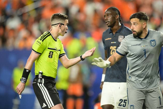 Fußball, WM 2026, 20260614, Elfenbeinküste - Ecuador. Im Bild v.l. Schiedsrichter Francois LETEXIER (Frankreich), Torwart Hernan GALINDEZ (Ecuador, 1). Philadelphia Philadelphia Stadium Pennsylvania Vereinigte Staaten von Amerika