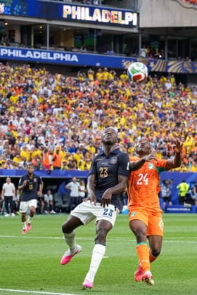 Moises Caicedo of Ecuador and Bazoumana Toure of Ivory Coast battle for the ball during a group stage match of the 2026 FIFA Men s World Cup between Ivory Coast and Ecuador at Philadelphia Stadium in Philadelphia on June 14, 2026. Richard Callis Fotoarena (Richard Callis SPP)  Copyright: xRichardxCallisx xSPPx spp-en-RiCa-2962067
