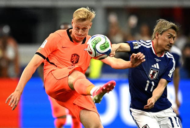 (260615) -- DALLAS, June 15, 2026 -- Virgil van Dijk (L) of the Netherlands competes with Maeda Daizen of Japan during the group F match between the Netherlands and Japan at the 2026 FIFA World Cup, WM, Weltmeisterschaft, Fussball at the Dallas Stadium in Dallas, the United States, on June 14, 2026. ) (SP)U.S.-DALLAS-FOOTBALL-FIFA WORLD CUP-GROUP F-NED VS JPN WuxXiaoling 