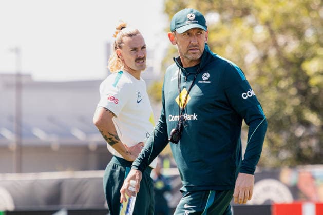 SOCCER AUSTRALIA TRAINING, Socceroos coach Tony Popovic, right, and player Jackson Irvine, left, seen during a training session at the Oakland Roots Sports Club in Alameda, California, United States, Sunday, June 14, 2026. ( NO ARCHIVING Alameda California United States  Copyright: xJasonxHenryx 20260615156199846021