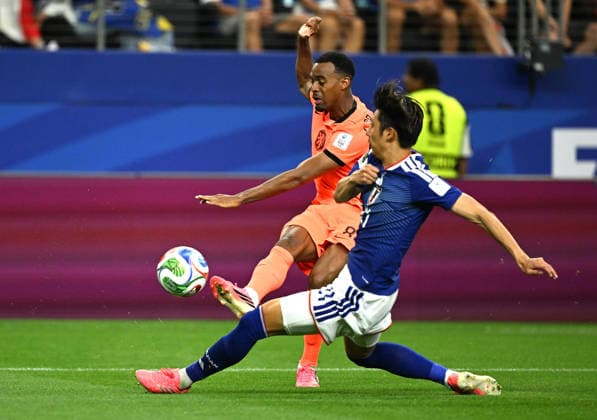 (260615) -- DALLAS, June 15, 2026 -- Ryan Gravenberch (L) of the Netherlands vies with Ito Hiroki of Japan during the group F match between the Netherlands and Japan at the 2026 FIFA World Cup, WM, Weltmeisterschaft, Fussball at the Dallas Stadium in Dallas, the United States, on June 14, 2026. ) (SP)U.S.-DALLAS-FOOTBALL-FIFA WORLD CUP-GROUP F-NED VS JPN WuxXiaoling 