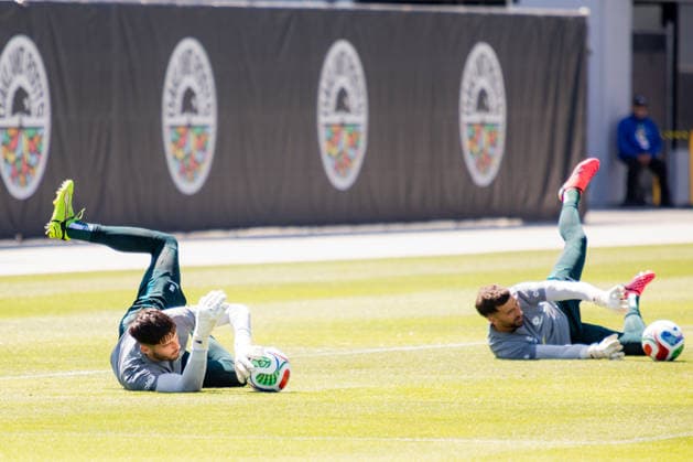 SOCCER AUSTRALIA TRAINING, Socceroos player Patrick Beach, left, and Paul Izzo, right, seen during a training session at the Oakland Roots Sports Club in Alameda, California, United States, Sunday, June 14, 2026. ( NO ARCHIVING Alameda California United States  Copyright: xJasonxHenryx 20260615197313931168