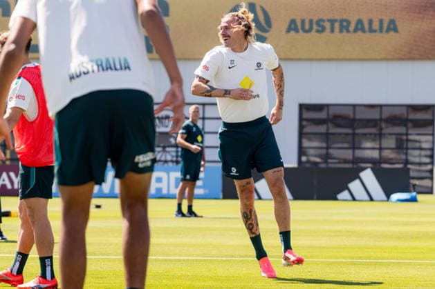 SOCCER AUSTRALIA TRAINING, Socceroos player Jackson Irvine grimaces after being stepped on by player Cammy Devlin during a training session at the Oakland Roots Sports Club in Alameda, California, United States, Sunday, June 14, 2026. ( NO ARCHIVING Alameda California United States  Copyright: xJasonxHenryx 20260615153821576940