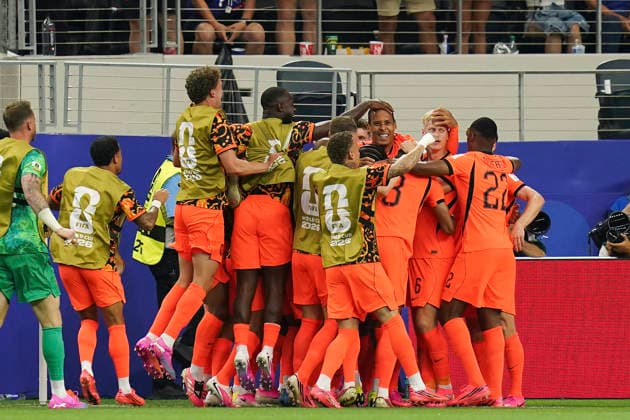 Netherlands v Japan, FIFA World Cup, WM, Weltmeisterschaft, Fussball 2026 Netherlands defender Virgil van Dijk (4) scores a GOAL 1-0 and celebrates with his team during the Netherlands v Japan FIFA WORLD CUP 2026 Group F match at Dallas Stadium, Arlington, United States on 14 June 2026 Credit: Eleanor Hoad Every Second Media Editorial use only. All images are copyright Every Second Media Limited. No images may be reproduced without prior permission. Copyright: xIMAGO EveryxSecondxMediax ESM-2031-0012 EleanorxHoadx xEveryxSecondxMediax