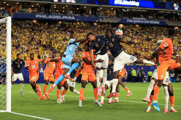 Football - FIFA World Cup, WM, Weltmeisterschaft, Fussball - Group E - Ivory Coast v Ecuador 14th June 2026 - FIFA World Cup - Group E - Ivory Coast v Ecuador - Ivory Coast goalkeeper Yahia Fofana punches the ball away - Photo: Simon Stacpoole Offside. Philadelphia USA