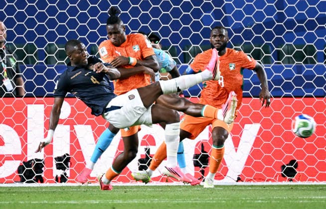 Fussball, Länderspiel, Herren, FIFA World Cup, WM, Weltmeisterschaft, Fussball 2026, Fussball-Weltmeisterschaft, USA, Gruppe E, Lincoln Financial Field, Philadelphia: Elfenbeinküste - Ecuador 1:0; Joel Ordonez (ECU), Wilfried Singo (CIV). Aktion