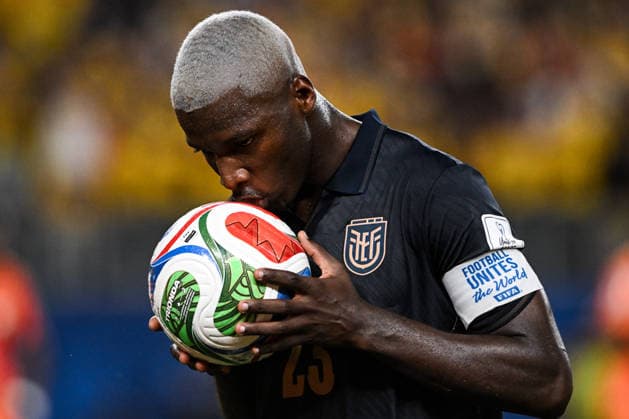 Moises Caicedo of Ecuador kisses the ball during a FIFA Men’s World Cup 2026 Group Stage football match between Cote d Ivoire and Ecuador at Philadelphia Stadium, in Philadelphia on June 14th 2026 (Photo by Andre Ricardo SPP)  Copyright: xAndrexRicardo SPPx Sportspressphoto_SPR167101