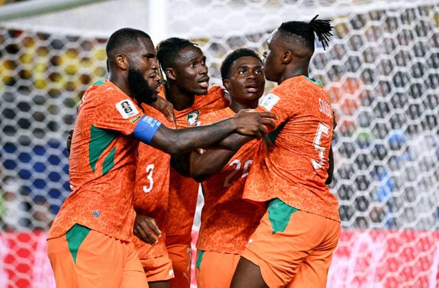 Fussball, Länderspiel, Herren, FIFA World Cup, WM, Weltmeisterschaft, Fussball 2026, Fussball-Weltmeisterschaft, USA, Gruppe E, Lincoln Financial Field, Philadelphia: Elfenbeinküste - Ecuador 1:0; Jubel Wilfried Singo (CIV), Christ Inao Oulai (CIV), Odilon Kossounou (CIV), Ghislain Konan (CIV) nach dem Tor zum 1:0 durch Amad Diallo (CIV). Jubel, Freude, Aktion.
