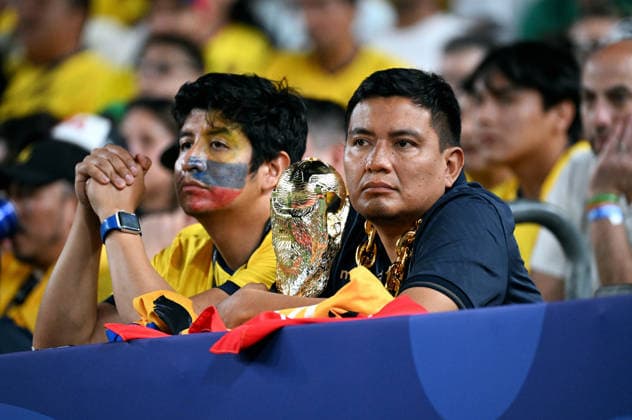 Fussball, Länderspiel, Herren, FIFA World Cup, WM, Weltmeisterschaft, Fussball 2026, Fussball-Weltmeisterschaft, USA, Gruppe E, Lincoln Financial Field, Philadelphia: Elfenbeinküste - Ecuador 1:0; Ecuador Fans enttäuscht. Enttäuschung, Frust, Aktion. *** Football, International, Men, FIFA World Cup 2026, World Cup, USA, Group E, Lincoln Financial Field, Philadelphia Ivory Coast Ecuador 1 0 Ecuador Fans disappointed Disappointment, Frustration, Action