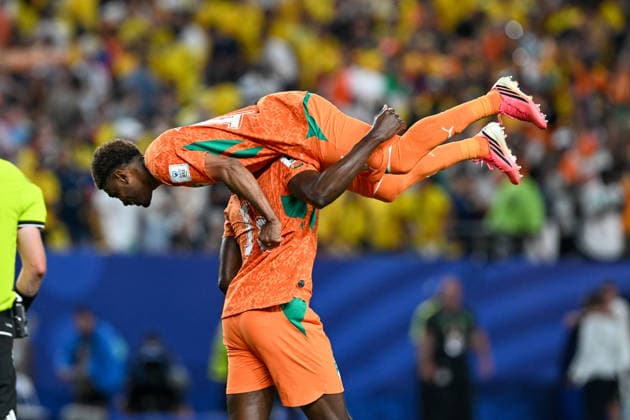 PHILADELPHIA, PA - JUNE 14: Ibrahim SangarÃ 18 of CÃ te d Ivoire picks up Amad Diallo 15 of CÃ te d Ivoire during the FIFA World Cup, WM, Weltmeisterschaft, Fussball 2026 Group E match between Cote d™Ivoire and Ecuador on June 14th, 2026 at Philadelphia Stadium in Philadelphia, PA. (Photo by Terence Lewis Icon Sportswire) SOCCER: JUN 14 FIFA World Cup 26 Group E - Cote d Ivoire vs Ecuador EDITORIAL USE ONLY Icon260614017