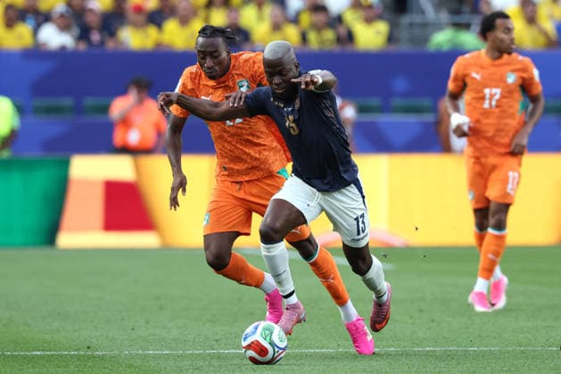 Yan Diomande (L) of Ivory Coast vies for the ball with Enner Valencia of Ecuador during a Group E match at the 2026 FIFA World Cup, WM, Weltmeisterschaft, Fussball between Ivory Coast and Ecuador at Lincoln Financial Field in Philadelphia, United States, 14 June 2026. FIFA World Cup 2026 - Group E - Ivory Coast vs Ecuador !ACHTUNG: NUR REDAKTIONELLE NUTZUNG!  Copyright: xSebastiaoxMoreirax GR1039 20260615-55020597713_1