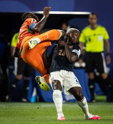 Franck Kessie of Cote d Ivoire (L) and Moises Caicedo of Ecuador (R) fight for possession during a FIFA Men’s World Cup 2026 Group Stage football match between Cote d Ivoire and Ecuador at Philadelphia Stadium, in Philadelphia on June 14th 2026 (Photo by Ricardo Nogueira SPP)  Copyright: xRicardoxNogueira SPPx Sportspressphoto_SPR167144
