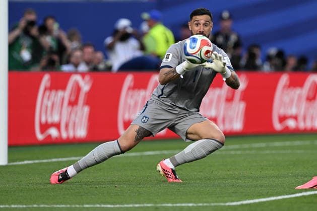 PHILADELPHIA, PA - JUNE 14: Hernan Galindez 1 of Ecuador makes a save during the FIFA World Cup, WM, Weltmeisterschaft, Fussball 2026 Group E match between Cote d™Ivoire and Ecuador on June 14th, 2026 at Philadelphia Stadium in Philadelphia, PA. (Photo by Terence Lewis Icon Sportswire) SOCCER: JUN 14 FIFA World Cup 26 Group E - Cote d Ivoire vs Ecuador EDITORIAL USE ONLY Icon260614038