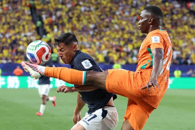 Mohamed Kone (R) of Ivory Coast vies for the ball with Angelo Preciado of Ecuador during a Group E match at the 2026 FIFA World Cup, WM, Weltmeisterschaft, Fussball between Ivory Coast and Ecuador at Lincoln Financial Field in Philadelphia, United States, 14 June 2026. FIFA World Cup 2026 - Group E - Ivory Coast vs Ecuador !ACHTUNG: NUR REDAKTIONELLE NUTZUNG!  Copyright: xSebastiaoxMoreirax GR1122 20260615-55020597737_1