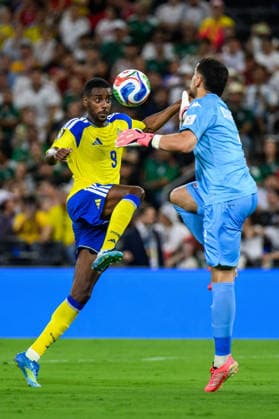260614 Alexander Isak of Sweden and goalkeeper Mouhib Chamakh of Tunisia during the FIFA World Cup, WM, Weltmeisterschaft, Fussball 2026 football match between Sweden and Tunisia on June 14, 2026 in Monterrey. Photo: Joel Marklund BILDBYRAN kod JM PA1234 bbeng fotboll football soccer fotball vm fotbolls-vm fotball-vm fotbolls-vm 2026 fifa world cup 2026 sverige sweden sverige a tunisien tunisia