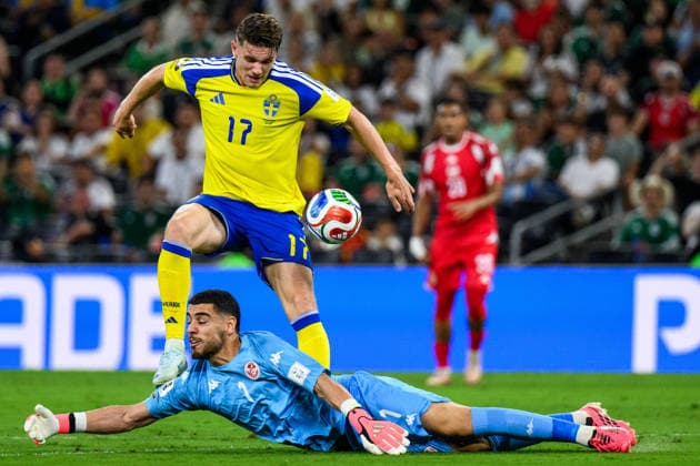 260614 Viktor Gyökeres of Sweden and goalkeeper Mouhib Chamakh of Tunisia during the FIFA World Cup, WM, Weltmeisterschaft, Fussball 2026 football match between Sweden and Tunisia on June 14, 2026 in Monterrey. Photo: Joel Marklund BILDBYRAN kod JM PA1234 bbeng fotboll football soccer fotball vm fotbolls-vm fotball-vm fotbolls-vm 2026 fifa world cup 2026 sverige sweden sverige a tunisien tunisia