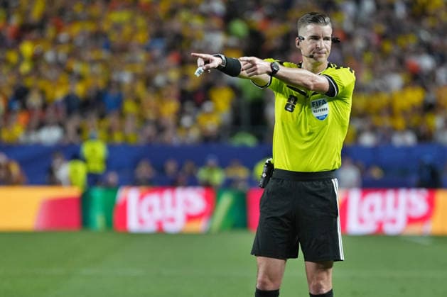 IPA85700904 - Referee Michael Oliver of England during the Group E match between Ivory Coast and Ecuador at the FIFA World Cup, WM, Weltmeisterschaft, Fussball in Philadelphia, USA, on June 14, 2026  Copyright: xEmmanuelexMastrodonato IPAxSportx xx 85700904