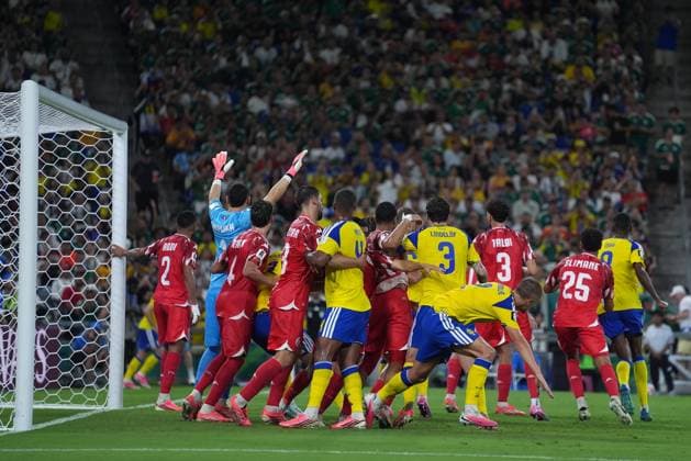 Sweden v Tunisia - FIFA World Cup, WM, Weltmeisterschaft, Fussball 2026 - Group F MONTERREY, MEXICO - JUNE 14: Players compete for the ball after a set-piece during the 2026 FIFA World Cup First Stage Group F match between Sweden and Tunisia at Estadio BBVA (Monterrey Stadium) in Monterrey, Mexico on June 14, 2026. Juancho Torres Anadolu Monterrey Mexico. Editorial use only. Please get in touch for any other usage.  Copyright: x2026xAnadoluxJuanchoxTorresx