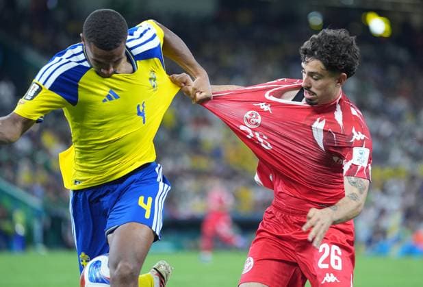 Sweden v Tunisia - FIFA World Cup, WM, Weltmeisterschaft, Fussball 2026 - Group F MONTERREY, MEXICO - JUNE 14: Isak Hien (4) of Sweden in action against Sebastien Tounekti (26) of Tunisia during the 2026 FIFA World Cup First Stage Group F match between Sweden and Tunisia at Estadio BBVA (Monterrey Stadium) in Monterrey, Mexico on June 14, 2026. Juancho Torres Anadolu Monterrey Mexico. Editorial use only. Please get in touch for any other usage.  Copyright: x2026xAnadoluxJuanchoxTorresx