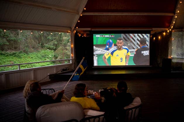 260615 Swedish fans watch the FIFA World Cup, WM, Weltmeisterschaft, Fussball match between Sweden and Tunisia on a big screen TV in a dance pavilion on June 15, 2026 in Ekerö, Sweden. Photo: Niklas Larsson BILDBYRAN kod NL NL0016 fotboll football soccer fotball vm sverige-tunisien bbeng genre Sverige Tunisien folkhemmet storbilds-tv