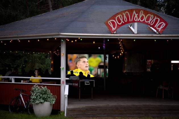 260615 Swedish fans watch the FIFA World Cup, WM, Weltmeisterschaft, Fussball match between Sweden and Tunisia on a big screen TV in a dance pavilion on June 15, 2026 in Ekerö, Sweden. Photo: Niklas Larsson BILDBYRAN kod NL NL0016 fotboll football soccer fotball vm sverige-tunisien bbeng genre Sverige Tunisien folkhemmet storbilds-tv viktor gyökeres