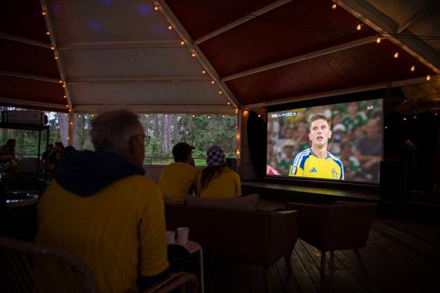 260615 Swedish fans watch the FIFA World Cup, WM, Weltmeisterschaft, Fussball match between Sweden and Tunisia on a big screen TV in a dance pavilion on June 15, 2026 in Ekerö, Sweden. Photo: Niklas Larsson BILDBYRAN kod NL NL0016 fotboll football soccer fotball vm sverige-tunisien bbeng genre Sverige Tunisien folkhemmet storbilds-tv viktor gyökeres
