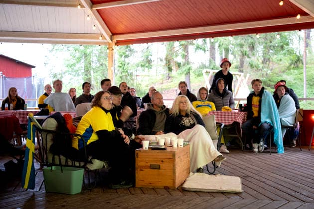 260615 Swedish fans watch the FIFA World Cup, WM, Weltmeisterschaft, Fussball match between Sweden and Tunisia on a big screen TV in a dance pavilion on June 15, 2026 in Ekerö, Sweden. Photo: Niklas Larsson BILDBYRAN kod NL NL0016 fotboll football soccer fotball vm sverige-tunisien bbeng genre Sverige Tunisien folkhemmet storbilds-tv