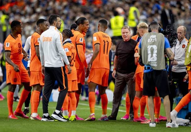 ARLINGTON - (lr) Denzel Dumfries of the Netherlands, Ryan Gravenberch of the Netherlands, Virgil van Dijk of the Netherlands and Netherlands coach Ronald Koeman during the FIFA 2026 World Cup Group F match between the Netherlands and Japan at Dallas Stadium on June 14, 2026 in Arlington, United States. KOEN VAN WEEL ANP FIFA World Cup, WM, Weltmeisterschaft, Fussball 2026 2026 xVIxANPxSportx xxANPxIVx 561058301 originalFilename: 561058301.jpg