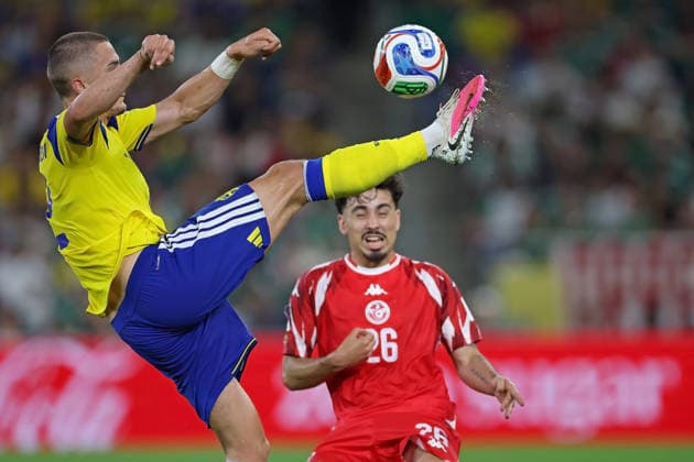 June 14, 2026, Monterrey, Mexico: Gustaf Lagerbielke of Sweden battles controls the ball during the match between Sweden and Tunisia for the 1st round of the group F of the FIFA World Cup, WM, Weltmeisterschaft, Fussball 2026 at Monterrey Stadium on June 14, 2026 in Monterrey, Mexico. Photo: DiaEsportivo Monterrey Mexico - ZUMAh208 20260614_zsp_h208_027 Copyright: xHeulerxAndreyx