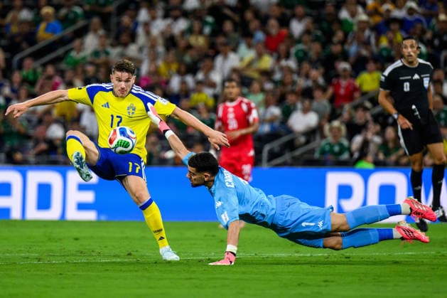 260614 Viktor Gyökeres of Sweden and goalkeeper Mouhib Chamakh of Tunisia during the FIFA World Cup, WM, Weltmeisterschaft, Fussball 2026 football match between Sweden and Tunisia on June 14, 2026 in Monterrey. Photo: Joel Marklund BILDBYRAN kod JM PA1234 bbeng fotboll football soccer fotball vm fotbolls-vm fotball-vm fotbolls-vm 2026 fifa world cup 2026 sverige sweden sverige a tunisien tunisia