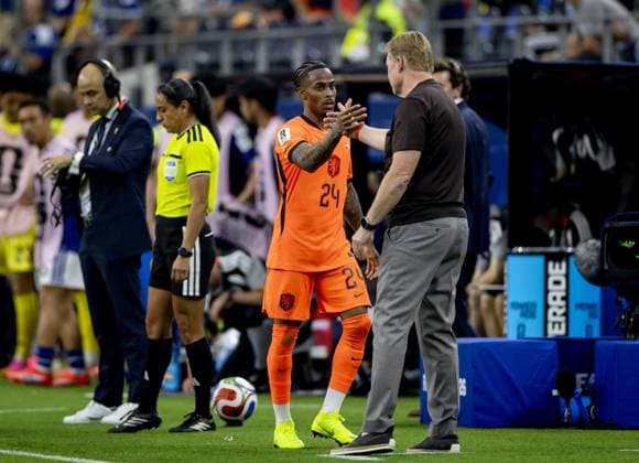 ARLINGTON - Crysencio Summerville of the Netherlands and Netherlands coach Ronald Koeman during the FIFA 2026 World Cup Group F match between the Netherlands and Japan at Dallas Stadium on June 14, 2026, in Arlington, United States. KOEN VAN WEEL ANP FIFA World Cup, WM, Weltmeisterschaft, Fussball 2026 2026 xVIxANPxSportx xxANPxIVx 561059716 originalFilename: 561059716.jpg