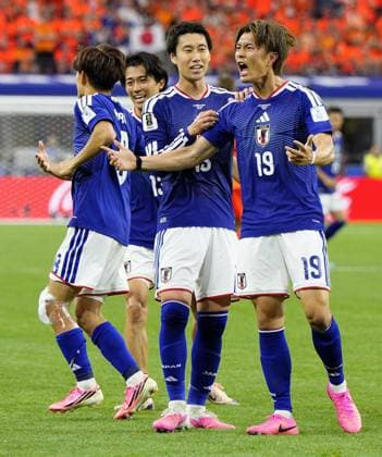Football: 2026 World Cup Japan s Koki Ogawa (R) celebrates after Daichi Kamada (2nd from R) scores the team s second goal in the second half of a World Cup Group F football match against the Netherlands at Dallas Stadium in Arlington, Texas, on June 14, 2026.  A14AA0005618795P