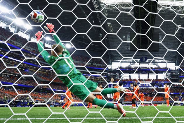 Football: 2026 World Cup Netherlands goalkeeper Bart Verbruggen concedes a goal to Japan s Daichi Kamada in the second half of a World Cup Group F football match at Dallas Stadium in Arlington, Texas, on June 14, 2026.  A14AA0005618837P