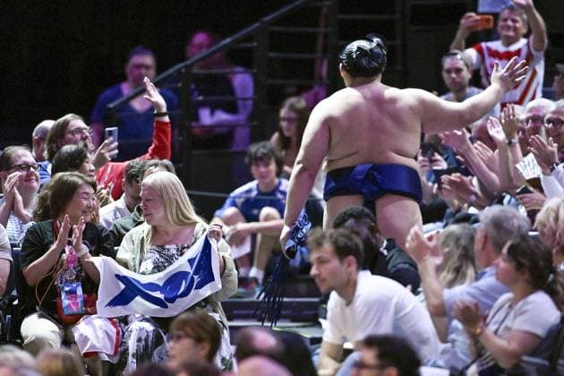 Sumo: Paris tournament Spectators applaud yokozuna Onosato as he leaves the ring following a loss on the second day of a two-day exhibition sumo tournament at Accor Arena in Paris on June 14, 2026.  A14AA0005618862P