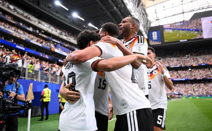 Fussball FIFA WM 2026 Vorrunde Gruppe E in Houston Deutschland - Curacao 14.06.2026 Jubel Deutschland nach dem Tor zum 2 - 1, v. li., Torschuetze Nico Schlotterbeck mit Jonathan Tah