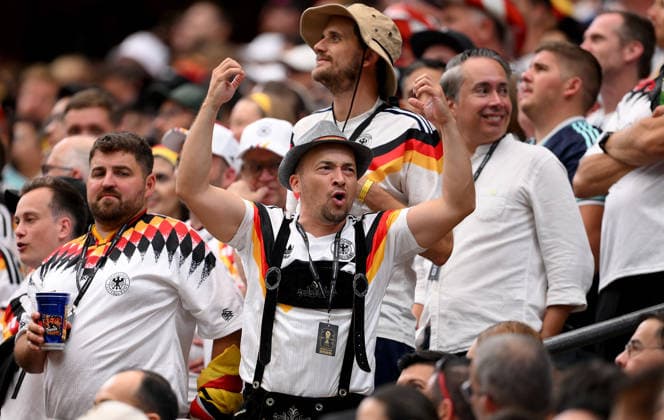 Fussball FIFA WM 2026 Vorrunde Gruppe E in Houston Deutschland - Curacao 14.06.2026 Deutschland Fan in Lederhosen, Tracht, Jubel *** Soccer FIFA World Cup 2026 preliminary round group E in Houston Germany Curacao 14 06 2026 Germany fan in lederhosen, traditional costume, cheering