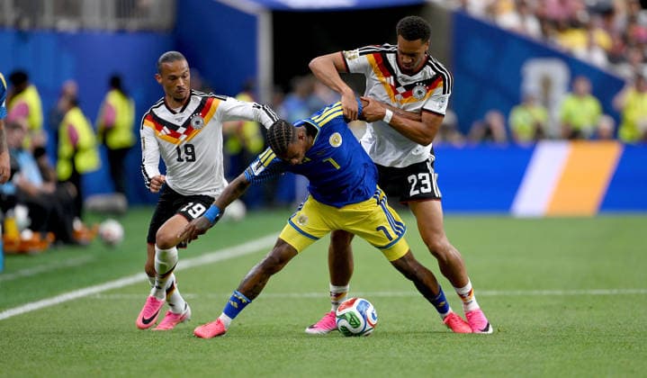 Fussball FIFA WM 2026 Vorrunde Gruppe E in Houston Deutschland - Curacao 14.06.2026 Leroy Sane (li, Deutschland) gegen Juninho Bacuna (mi., Curacao) gegen Felix Nmecha (re, Deutschland)